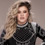 Kelly Clarkson egyszerre két dallal tért vissza